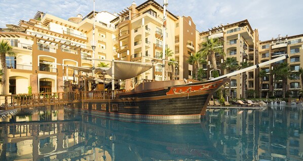 2 座室外游泳池，開放時間為 06:00 至 22:00，提供泳池遮陽傘和日光浴躺椅