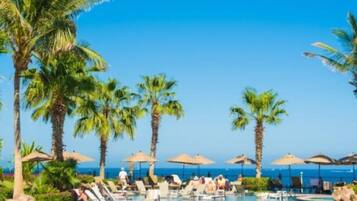 2 udendørs pools, åben fra kl. 06.00 til kl. 22.00, parasoller