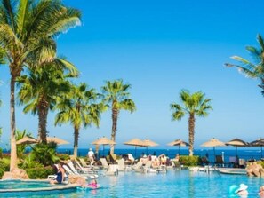 2 utendørsbassenger, bassengparasoller og solsenger