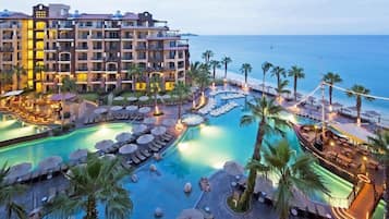 2 albercas al aire libre, sombrillas en la alberca y camastros