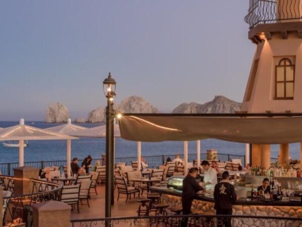 2 bares/lounges, bar molhado, bar ao lado da piscina