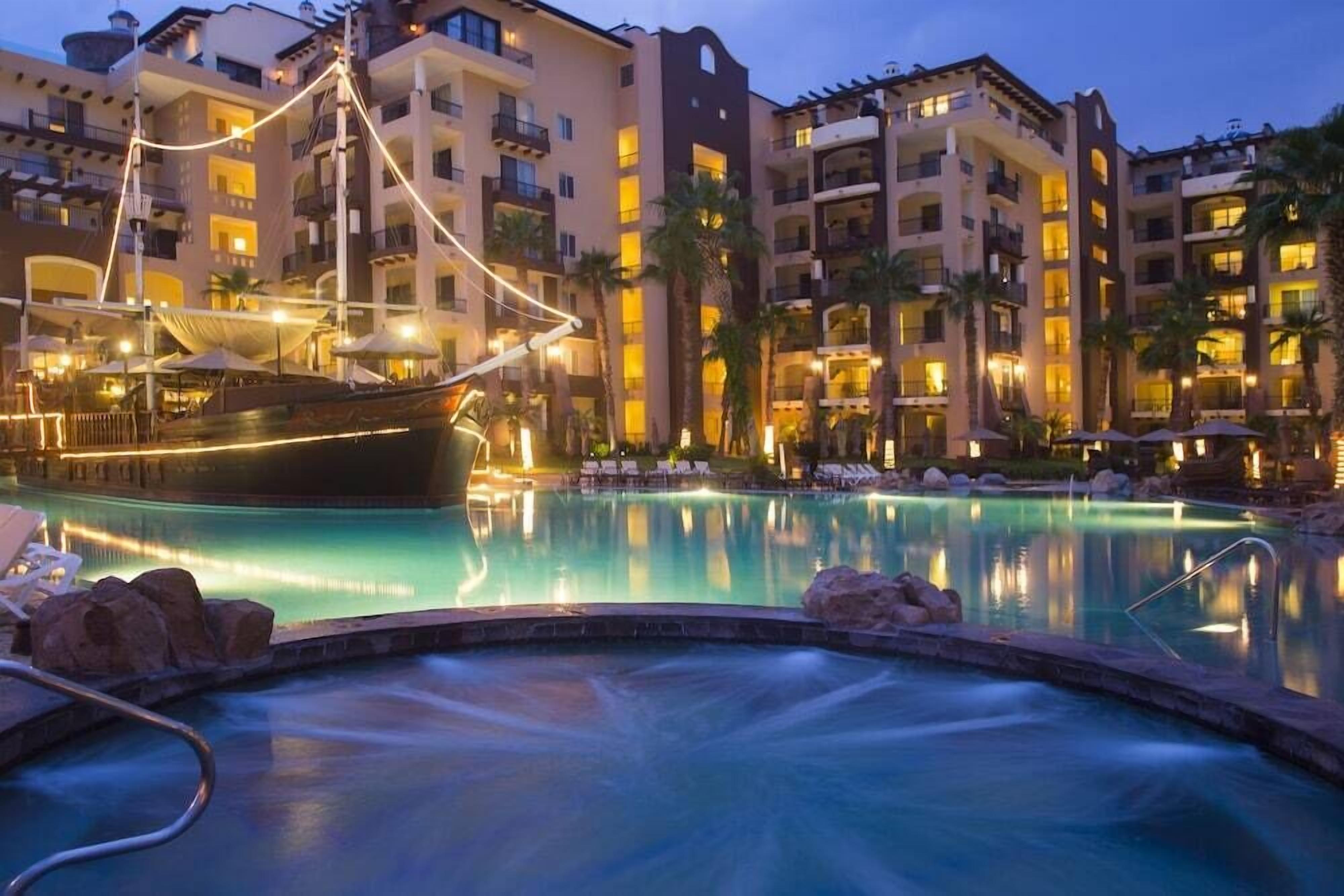 2 albercas al aire libre, sombrillas en la alberca y camastros 