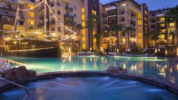 2 albercas al aire libre, sombrillas en la alberca y camastros