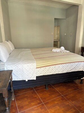 Escritorio, camas extra gratis, wifi gratis y ropa de cama 