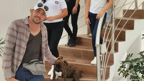 A group of people on a staircase with a dog. - Hotel Posada Gutierrez (Panajachel)