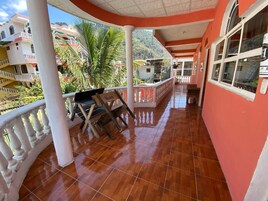 Una televisión de pantalla plana