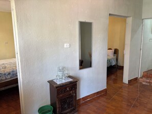 Escritorio, camas extra gratis, wifi gratis y ropa de cama 