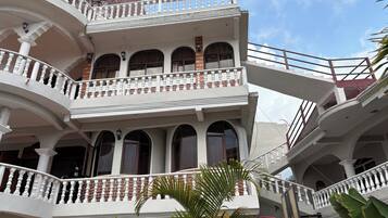 Fachada de la propiedad