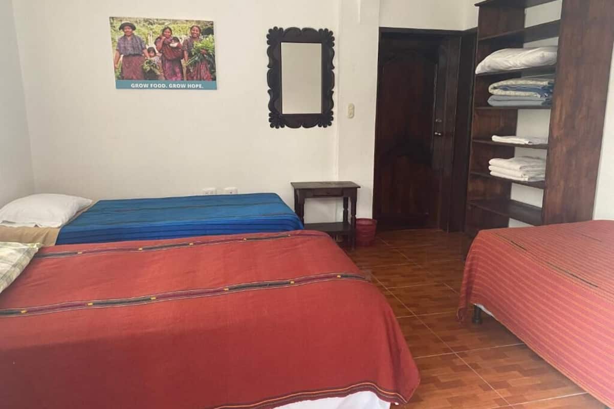 Una scrivania, letti aggiuntivi gratuiti, Wi-Fi gratuito, lenzuola