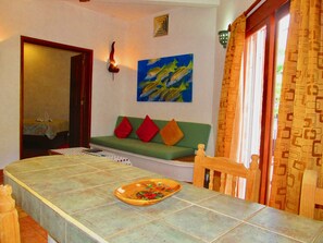 Economy appartement, 1 tweepersoonsbed, niet-roken | Woonruimte | Een televisie en een dvd-speler