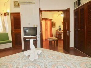 Economy appartement, 1 tweepersoonsbed, niet-roken | 1 slaapkamer, een kluis op de kamer, individueel gedecoreerd