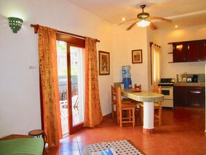 Condo económico, 1 cama matrimonial, para no fumadores | Cocina privada | Refrigerador con congelador, microondas y parrilla de estufa 