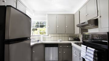 Luxury House, 3 Bedrooms | Private kitchen | Full-size fridge, microwave, oven, stovetop