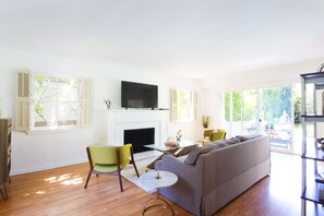 Luxury House, 3 Bedrooms | Living room | Smart TV - Bundy (Los Angeles)
