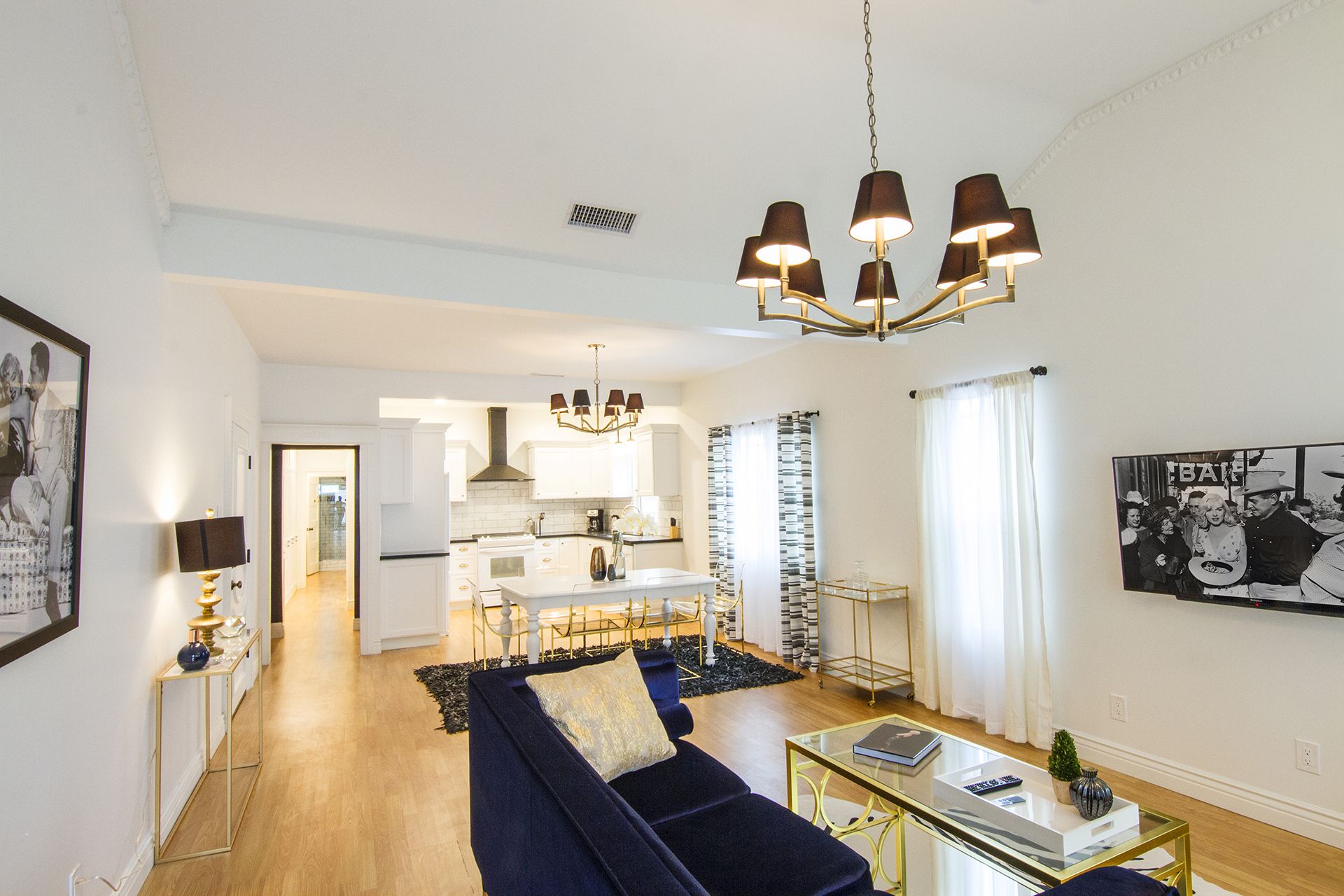 Luxury House, Multiple Bedrooms | Living room | Smart TV