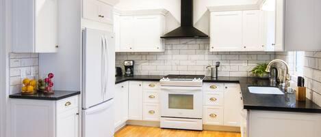 Luxury House, 2 Bedrooms | Private kitchen | Full-size fridge, microwave, oven, stovetop