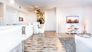 Luxury House, 2 Bedrooms | In-room dining - Fuller 402 (Los Angeles)
