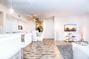Luxury House, 2 Bedrooms | In-room dining - Fuller 402 (Los Angeles)