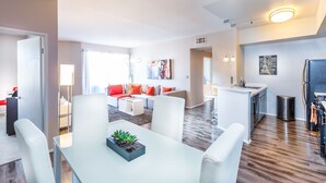 Luxury House, 2 Bedrooms | In-room dining - Fuller 402 (Los Angeles)