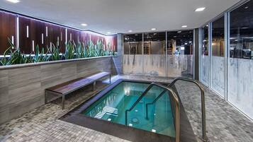 Indoor spa tub