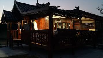 Traditional Bungalow, 1 Queen Bed, Non Smoking | Minibar, free WiFi