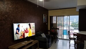 Dining - Luxury Condo at the Bromptons (Kingston)