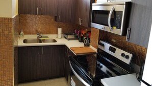 Breakfast area - Luxury Condo at the Bromptons (Kingston)