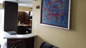 Breakfast area - Luxury Condo at the Bromptons (Kingston)