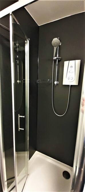 Doppelzimmer (2) | Badezimmer | Dusche, Designer-Toilettenartikel, Haartrockner, Handtücher