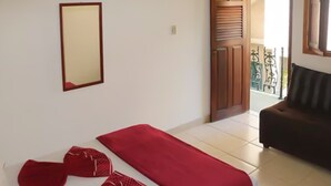 A hotel room with a bed, a red blanket, and a pair of red slippers. - Pousada O Meu Canto (Santa Rita de Jacutinga)