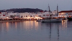 Une zone riveraine avec des bâtiments et des bateaux.