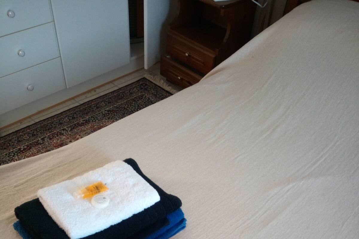 Luxe suite | Badkamervoorzieningen | Een diep bad, een hydromassagedouche, gratis toiletartikelen