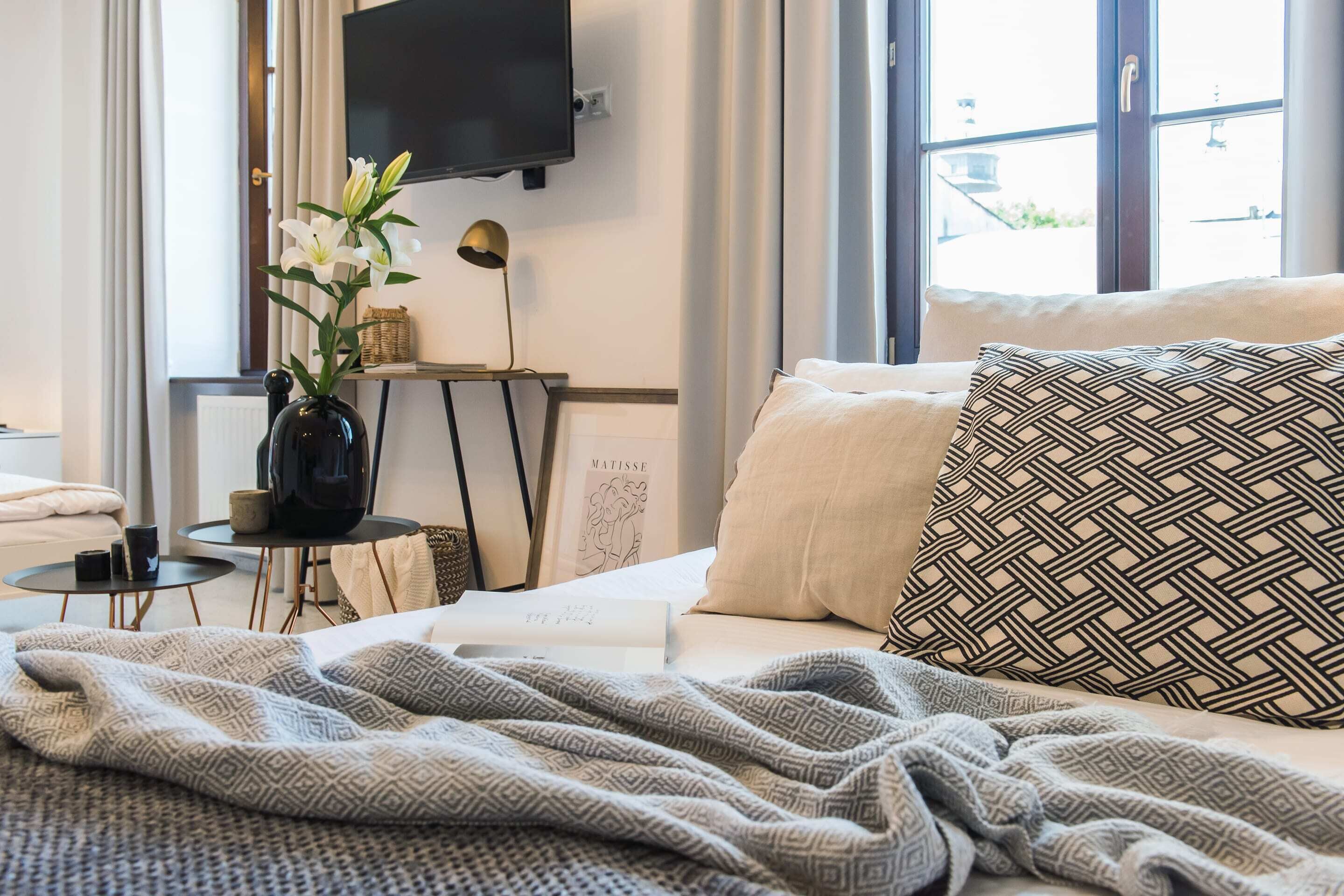 2 عدّة غرف نوم وبديكورات فريدة لكل غرفة وطراز فريد لكل وحدة