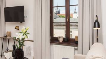 City Studio | Living room | 32-inch flat-screen TV with cable channels, TV, Netflix