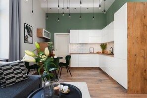 Comfort-Apartment | Eigene Kochnische | Kühlschrank, Herdplatte, Wasserkocher, Kochgeschirr/Geschirr/Besteck