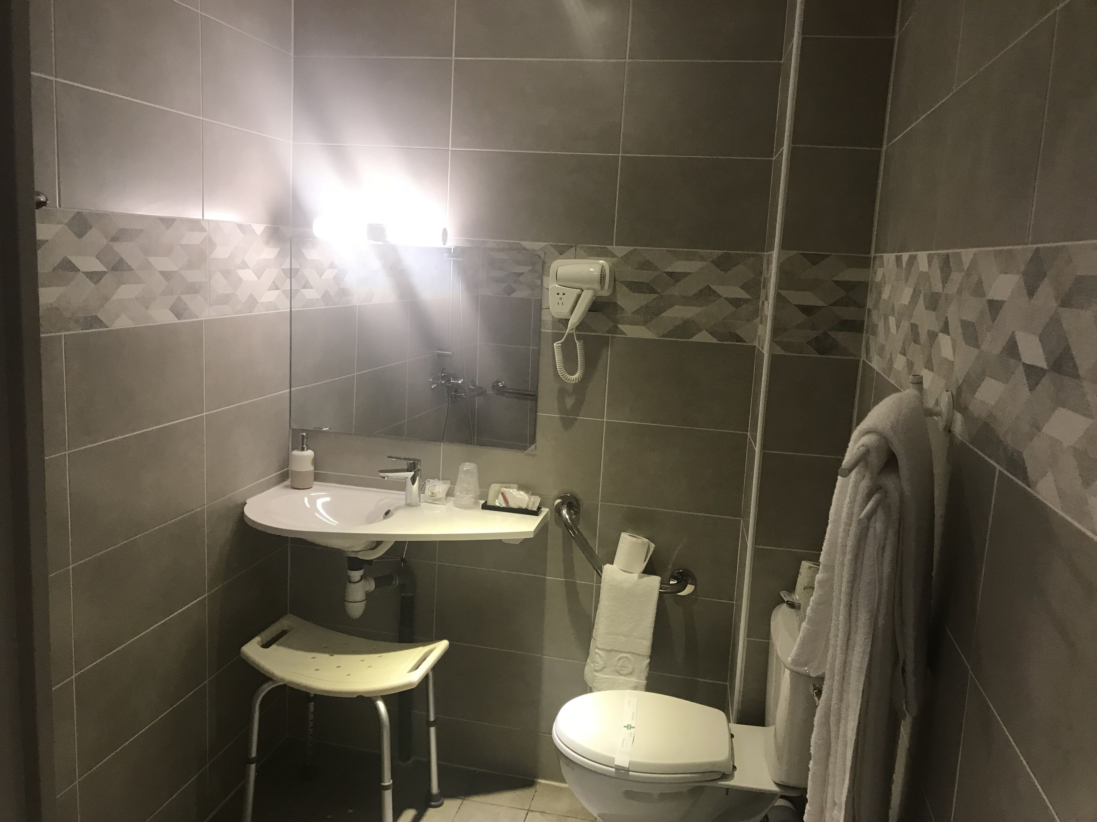 Salle de bain | Douche, articles de toilette (gratuits), séchoir à cheveux, pantoufles