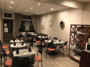 Dagelijks ontbijtbuffet (EUR 9.50 per persoon)