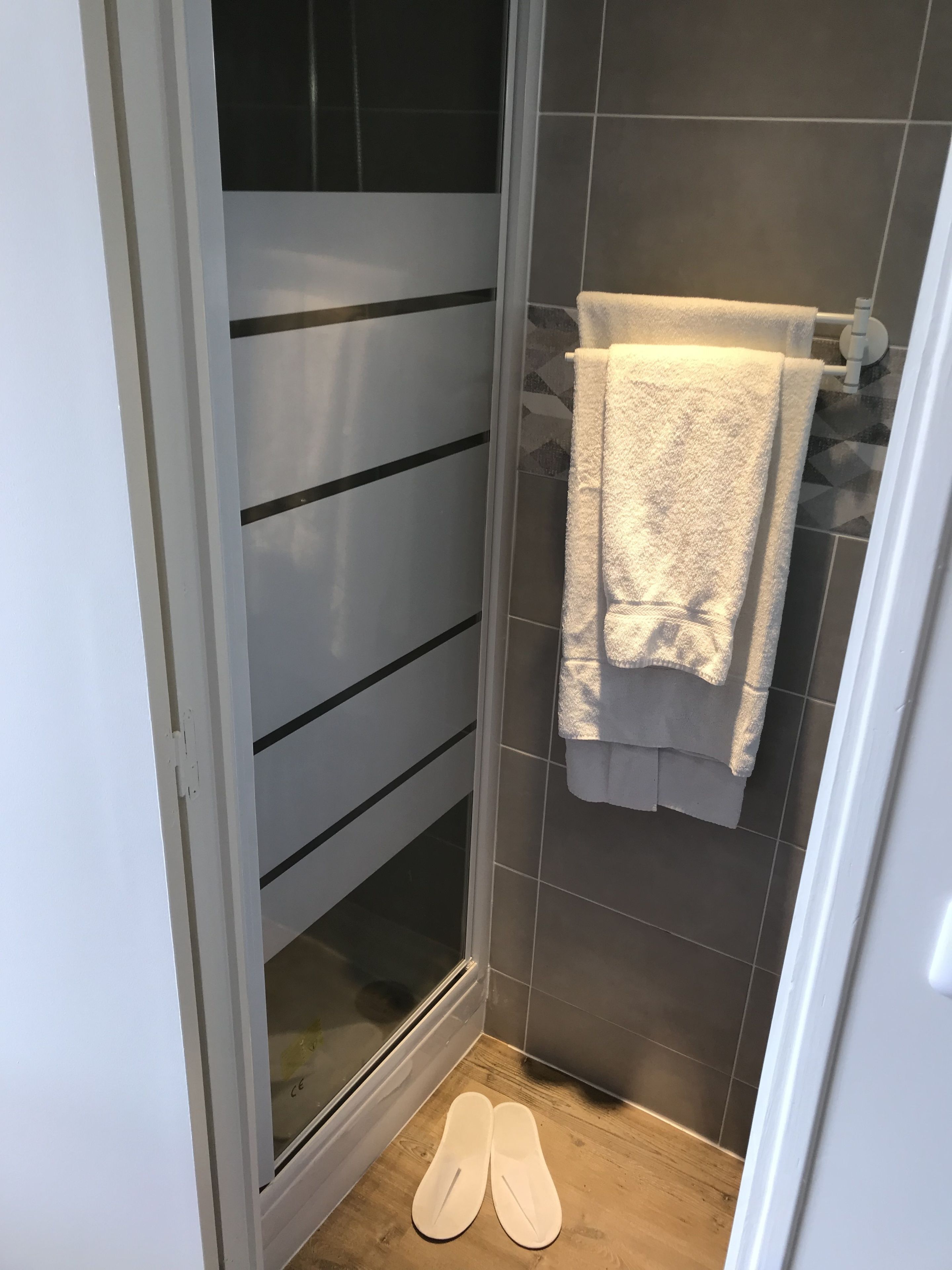Salle de bain | Douche, articles de toilette (gratuits), séchoir à cheveux, pantoufles