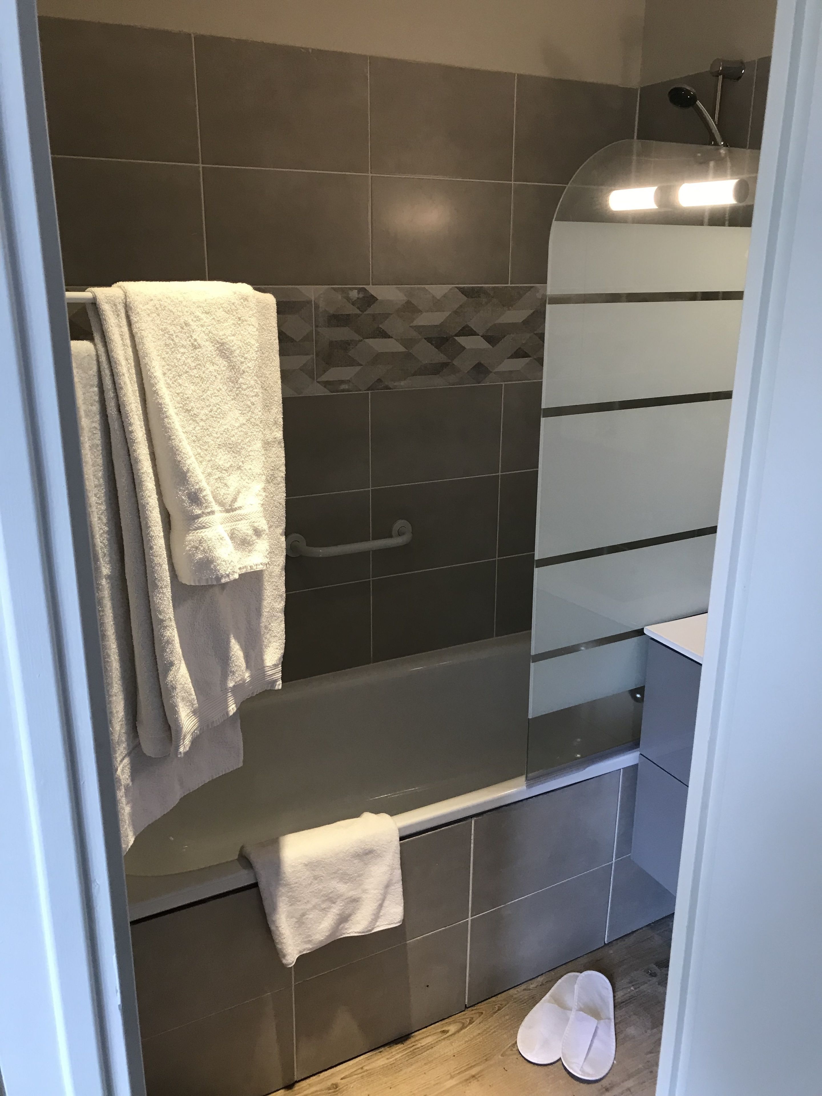 Ducha, artículos de tocador gratuitos, secador de pelo, pantuflas