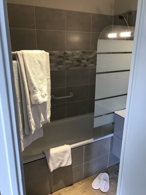 Superior Double Room | Bathroom | Shower, free toiletries, hair dryer, slippers - Hôtel les Iris (Les Andelys)