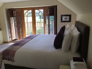 Luxury House, 3 Bedrooms, Accessible | Blackout drapes, iron/ironing board, rollaway beds, free WiFi