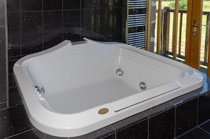 Luxury House, 3 Bedrooms, Accessible | Jetted tub