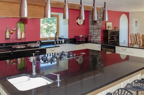Luxury House, 3 Bedrooms, Accessible | Private kitchen | Fridge, microwave, oven, stovetop