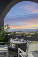 Deluxe Suite, 1 Queen Bed with Sofa bed, Kitchen | Balcony