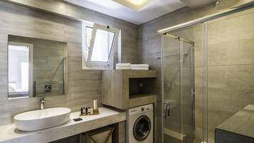 Junior Suite, 1 Queen Bed with Sofa bed, Kitchen, Sea View | Bathroom | Shower, rainfall showerhead, free toiletries, hair dryer