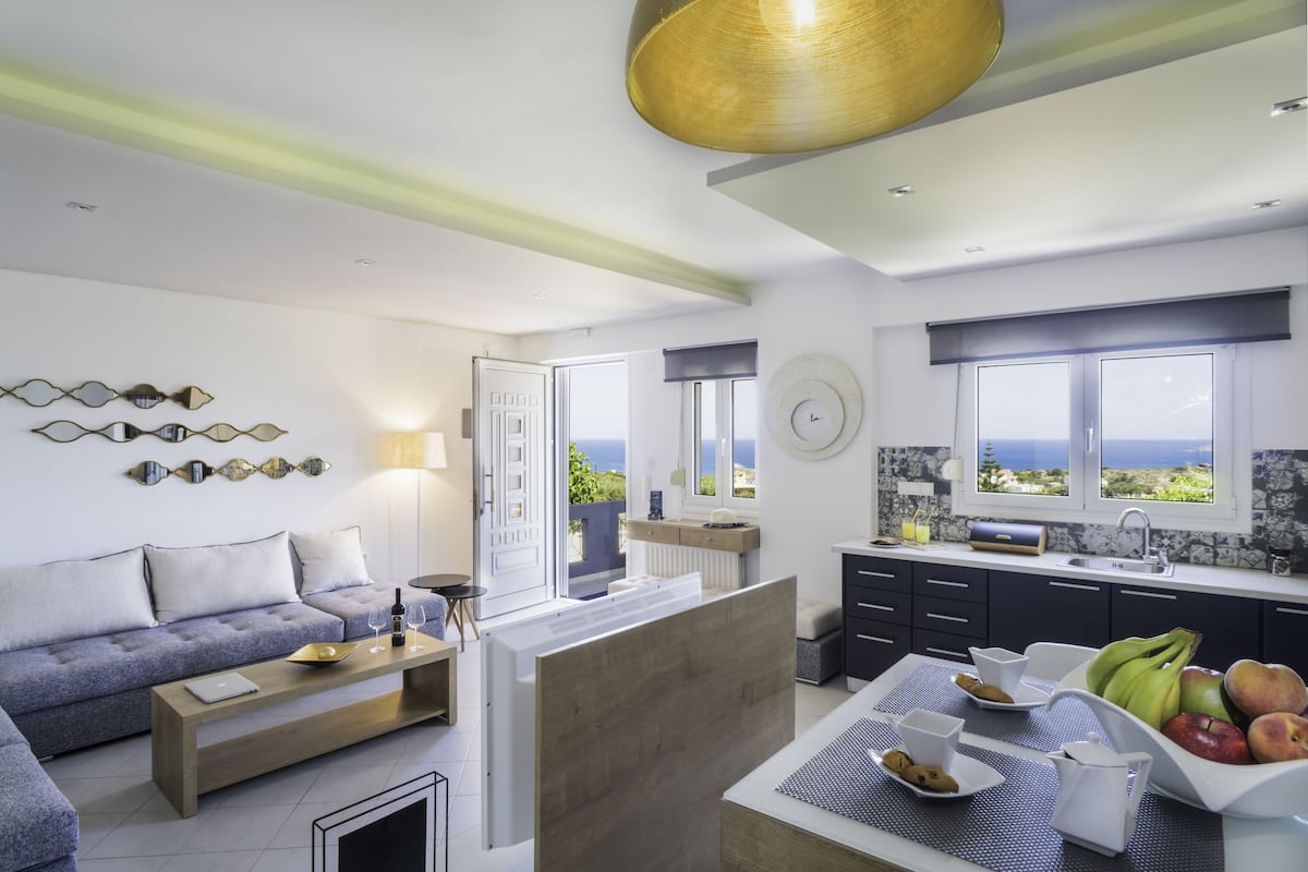 Deluxe Suite, 1 Queen Bed with Sofa bed, Kitchen | Private kitchen | Full-size fridge, microwave, oven, stovetop