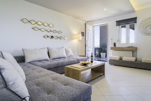 Deluxe Suite, 1 Queen Bed with Sofa bed, Kitchen | Living area