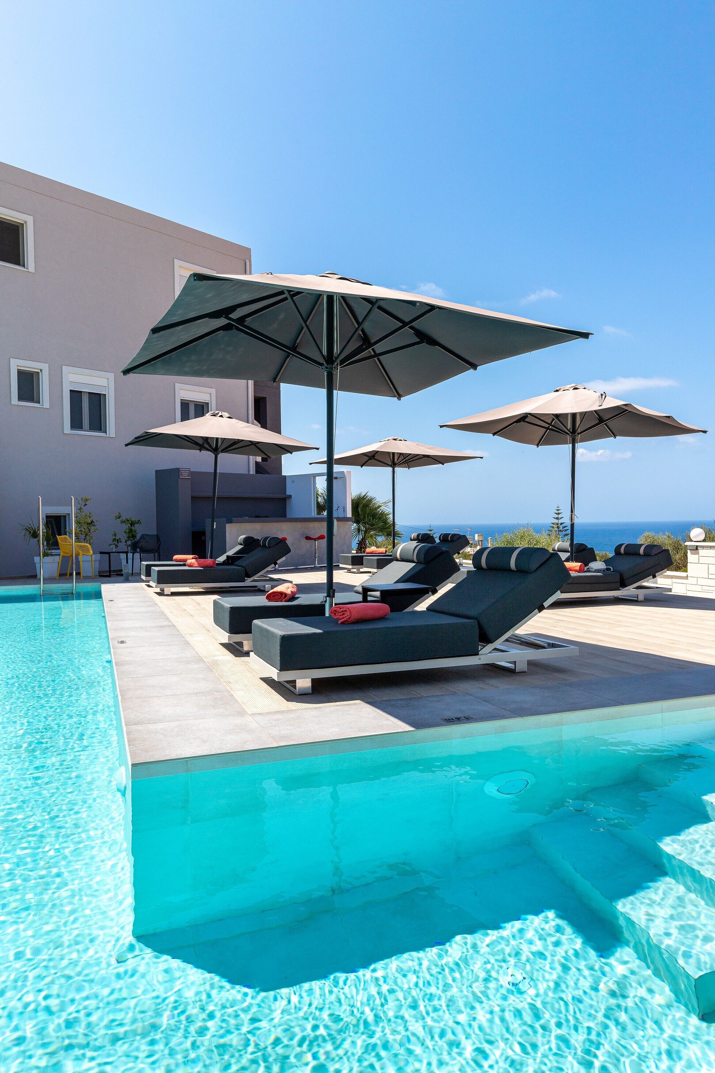 시즌별로 운영되는 야외 수영장, 09:00 ~ 21:00 오픈, 수영장 파라솔, 일광욕 의자