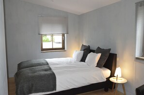 Decoración personalizada, muebles diferentes y cortinas blackout 