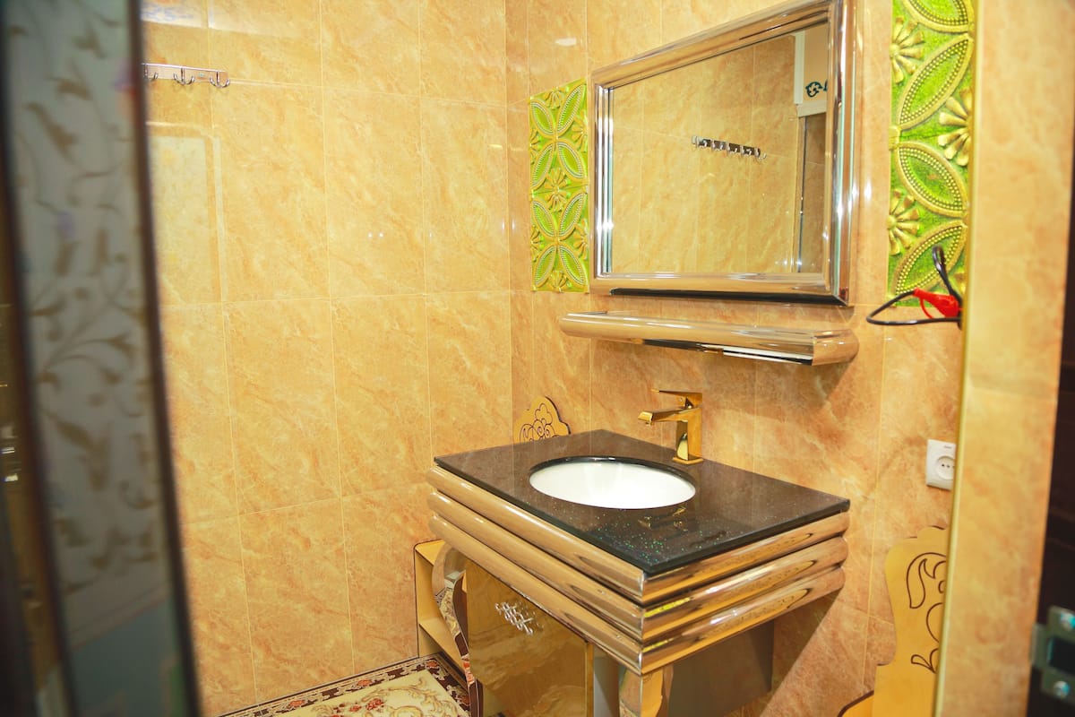 Standard Twin Room | Tilam berlapik, bar mini, peti besi dalam bilik